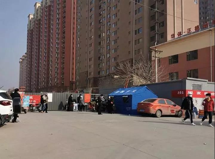 张婷住所小区外