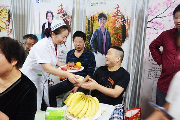 李主任给大家发月饼