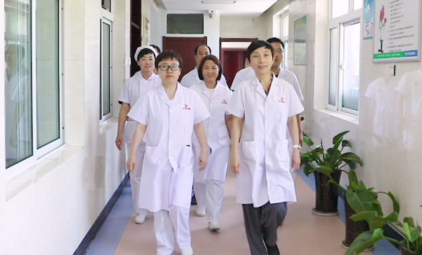 要严格实行医院总值班制度，参加总值班人员，需要接受相关培训，并考核合格。