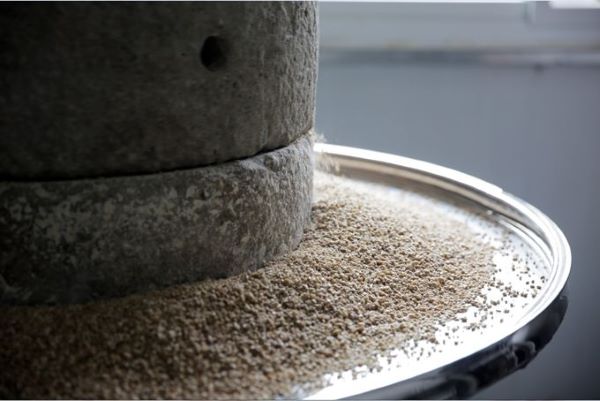 石磨石碾换成了机械化的电磨