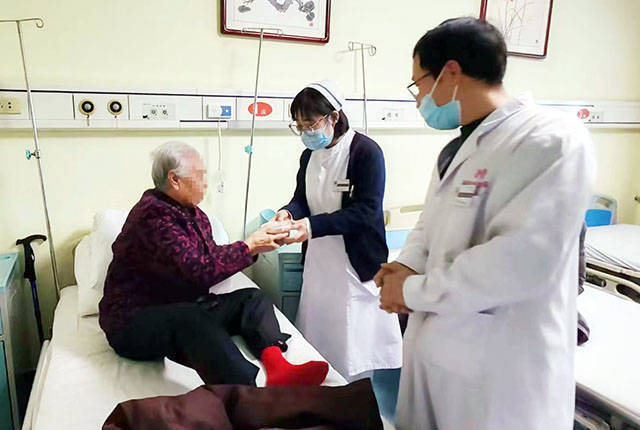 粥香四溢暖人心 | 运城安国医院腊八节为患者送粥送祝福