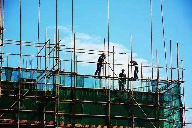王晓红在工地工作的情景