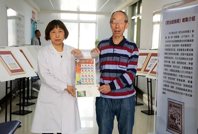 梁爱宁主任向卫先生(右)赠送邮票 梁爱宁主任向卫先生(右)赠送邮票