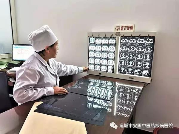 张主任正在观察分析难治性结核病的片子。 张主任正在观察分析难治性结核病的片子。
